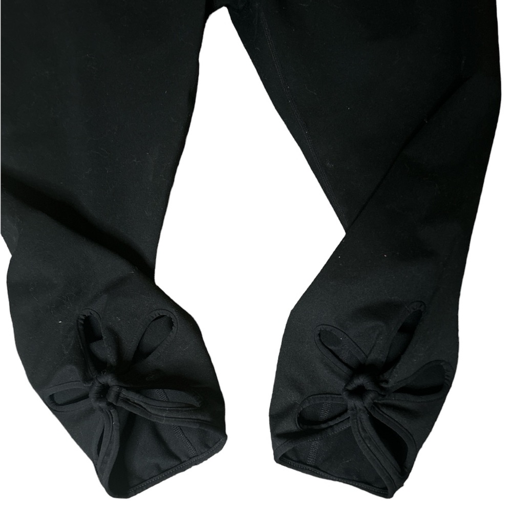 FABLETICS POWER HOLD CAPRI LEGGINGS WITH FLOWER SHAPE CUT OUTS EACH SIDE OF LEG!